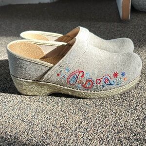 Dansko Jute Embroidered Clogs Sz 39